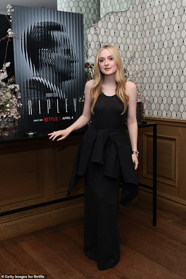 1711524030 758 Dakota Fanning rocks chic LBD as shes supported by little