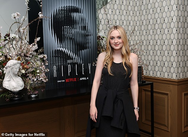 1711524031 286 Dakota Fanning rocks chic LBD as shes supported by little