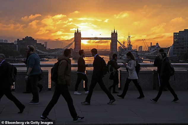Our bodies need sunlight in the morning to adjust our circadian rhythms and we lose it during daylight saving time. This means that in summer, as shown here in London, travelers do not have the opportunity to wake up before arriving at the office.
