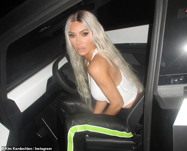 Kim highlighted her slender figure, including her slender arms and taut tummy, thanks to her tight, cropped white T-shirt, which she wore without a bra.