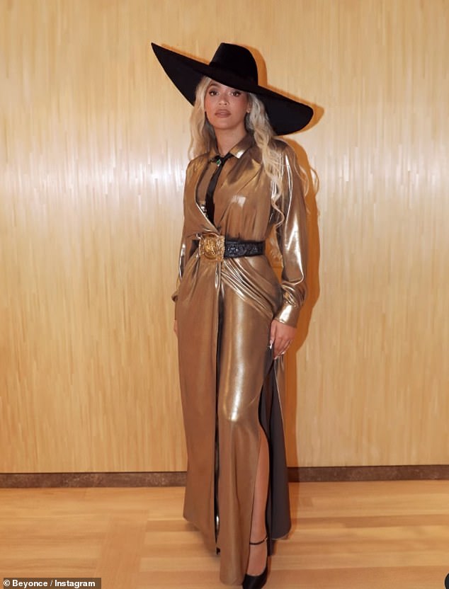Earlier in the day, Beyoncé looked sensational in a metallic gold dress, paired with a black fedora.