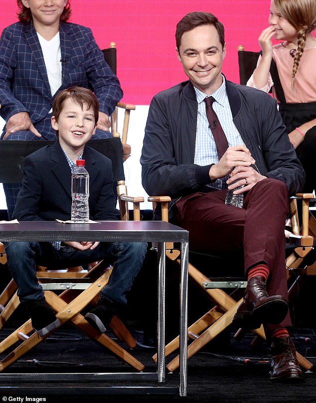Although Parsons has narrated Young Sheldon since its premiere in September 2017, the cameos he and Bialik make for the Young Sheldon finale mark the first time the characters appear in the spin-off;  the two Sheldon stars meet in August 2017