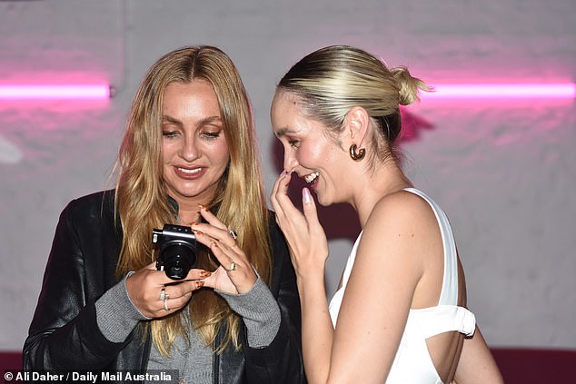 Tahnee and Eden seemed to be in good spirits, going through the photos they took of each other.