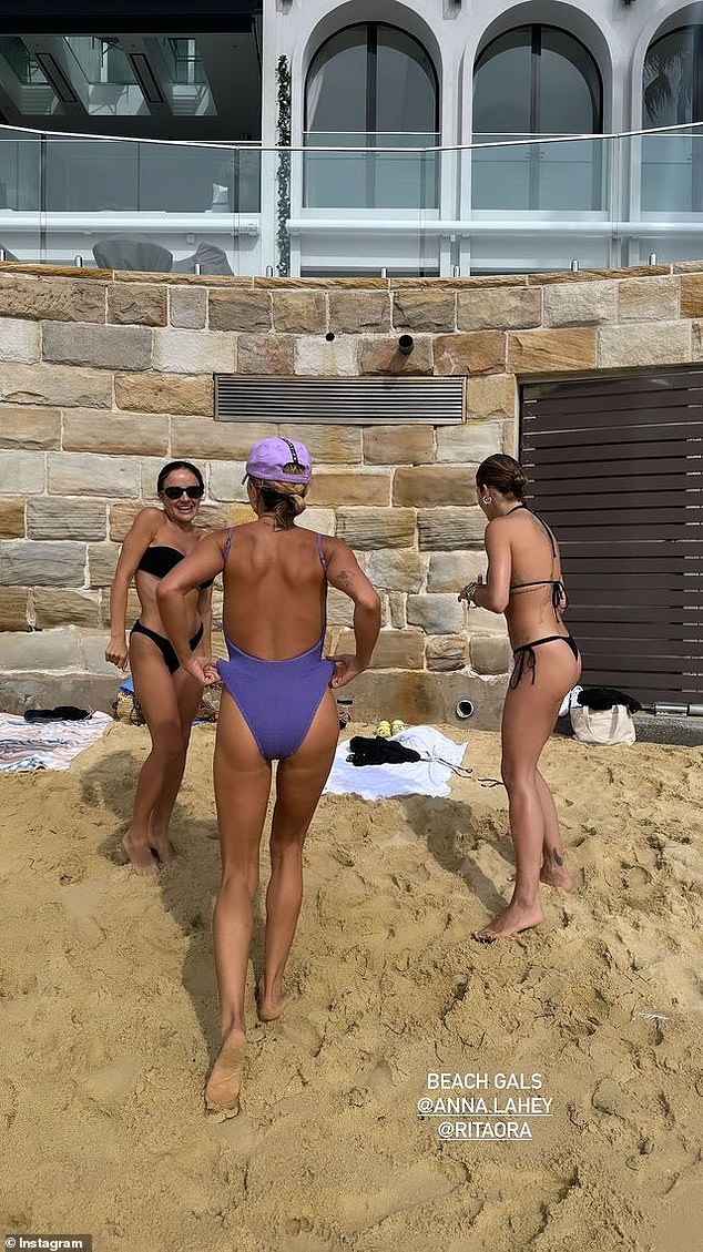 Meanwhile, Pip, 43, looked stylish in a purple swimsuit with a high-cut design and protected herself from the sun with a cap. The friends had fun taking fun photos with her friend Anna Lahey, founder of Vida Glow supplements.