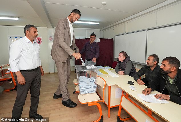1711890519 678 The worlds tallest man who stands at 8ft 3in votes