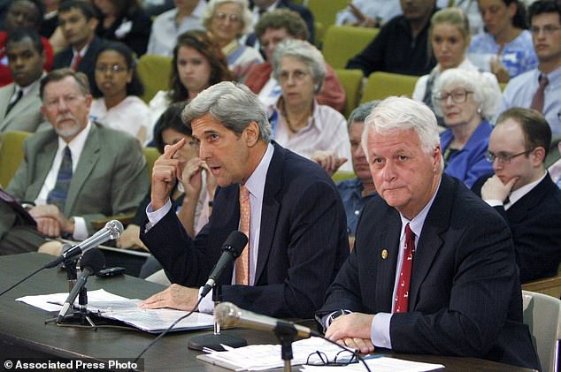 Senator John Kerry (center) speaks with US Representative William Delahunt (right)