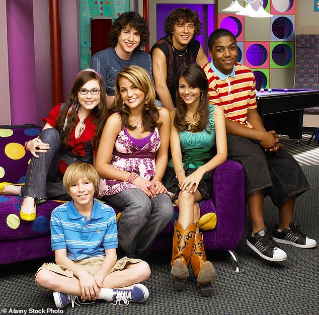 Zoey 101 cast members (top row, from left): Sean Flynn, Matthew Underwood, Christopher Massey, (center): Erin Sanders, Jamie Lynn Spears