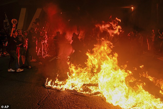 Crowds start fires as they call for Prime Minister Benjamin Netanyahu to resign from office.