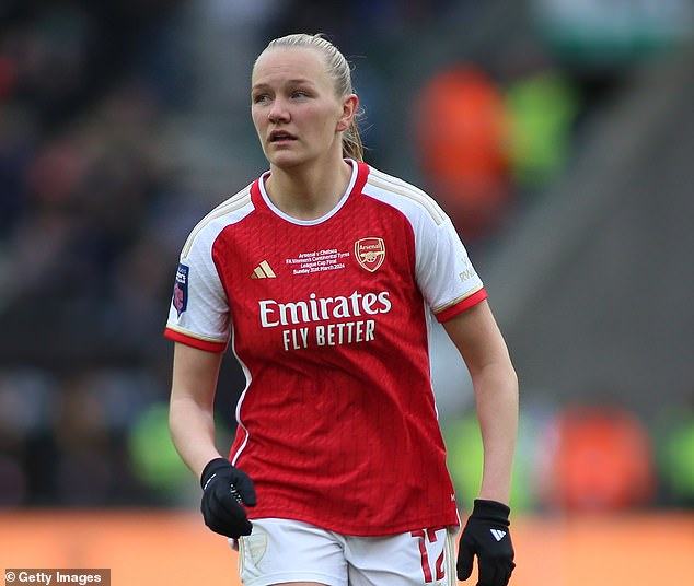 Arsenal star Frida Maanum collapses off the ball and receives