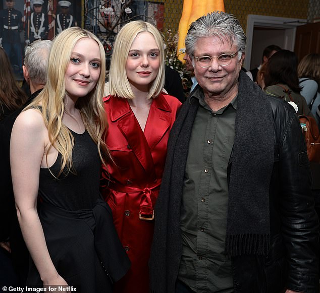 The sisters photographed with director Steven Zaillian, 71 years old.