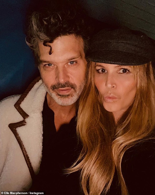 Elle Macpherson revealed this Tuesday the surprising activity she carries out with her American musician boyfriend Doyle Bramhall II.  Both in the photo