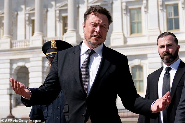 Elon Musk republished a DailyMail.com article and criticized the Biden administration after they admitted to flying 320,000 unauthorized immigrants into the United States.
