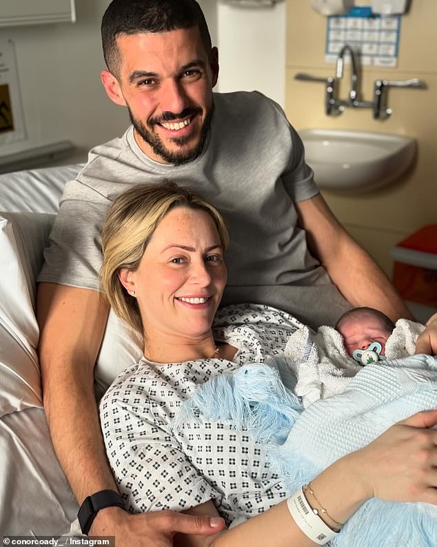 English footballer Conor Coady revealed this Saturday on Instagram that his wife Amie has given birth to their first child together, a boy named Jesse.