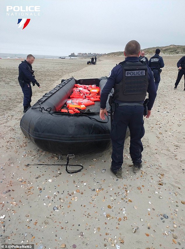 This morning, the National Police stopped the departure of four migrant boats in the Slack zone in Wimereux
