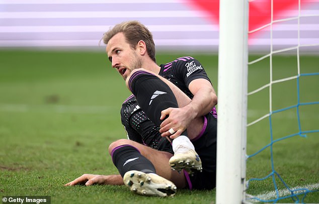Harry Kane sparks England injury concerns as he collides with