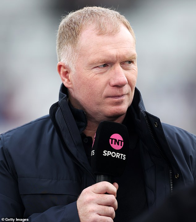 Paul Scholes has asked that the midfielders play in the half turn so that the forwards can come into play