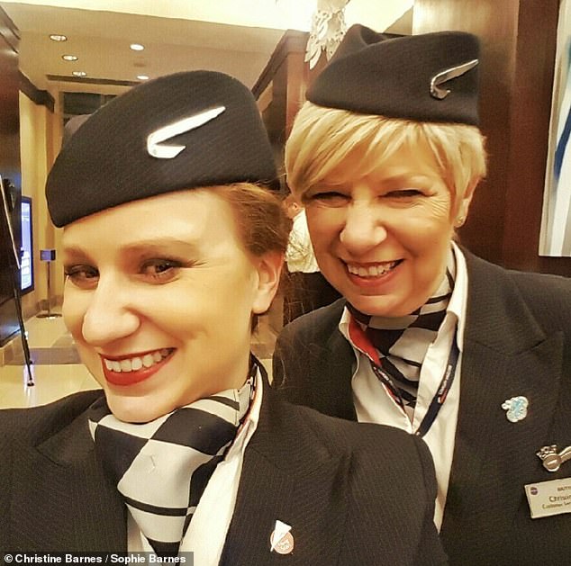 Mother and daughter worked together on their first flight to Philadelphia. Here, in the photo in a hotel in the American city.