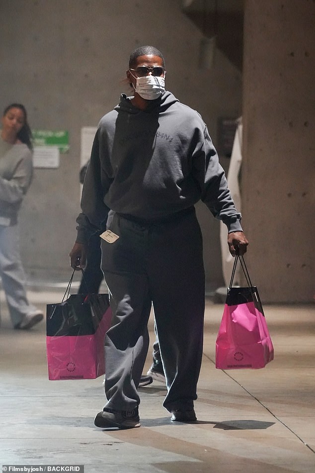 Jamie Foxx was seen entering a hospital with two large pink bags filled with gifts