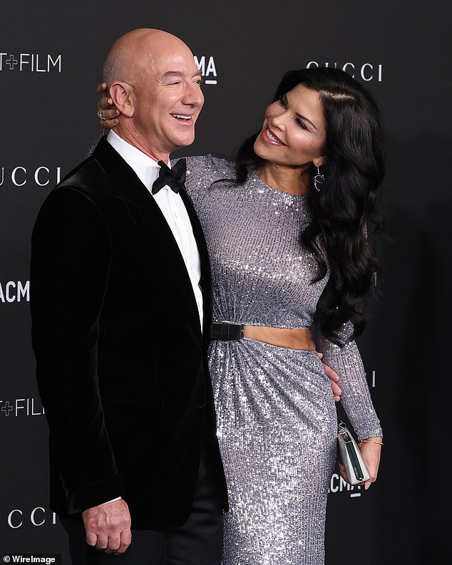 Jeff Bezos has returned to the top of the list of the world's richest people for the first time in three years, as his generosity reaches $200 billion and the wealth of former number one Elon Musk falters.  Bezos appears in the photo sharing the red carpet with Lauren Sánchez.