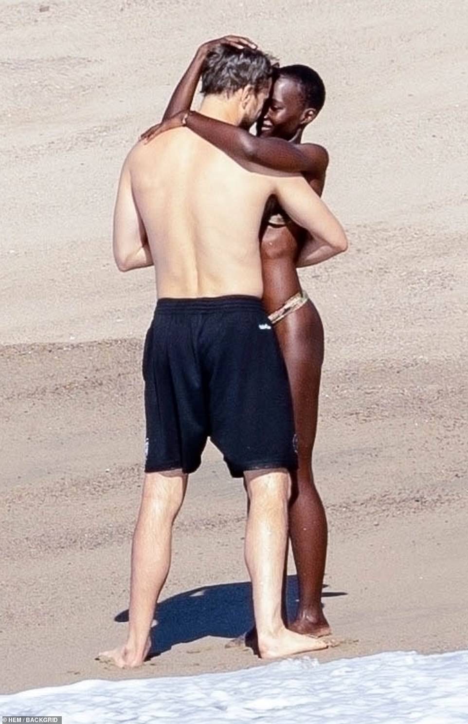 Joshua Jackson and Lupita Nyong'o couldn't keep their hands off each other during their getaway to Mexico this week.