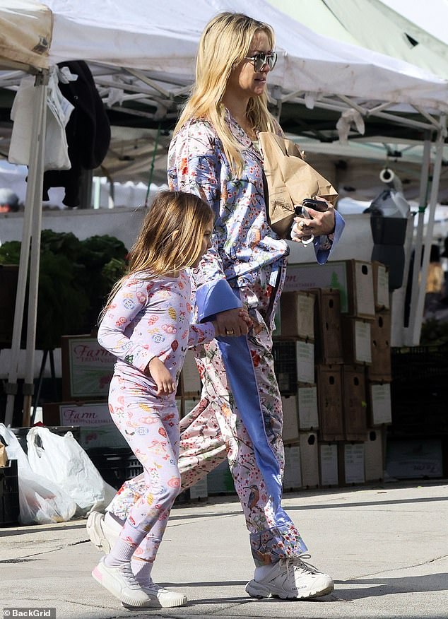 Kate Hudson showed off her caring side, treating her daughter to a lovely outing to a Los Angeles farmers market on Sunday.
