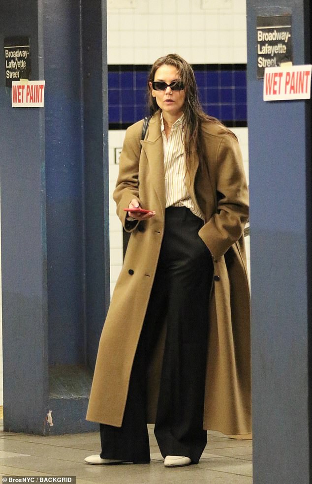 Katie Holmes, 45, waited for a train in midtown Manhattan on Sunday with a wet head, all while looking chic and casual.