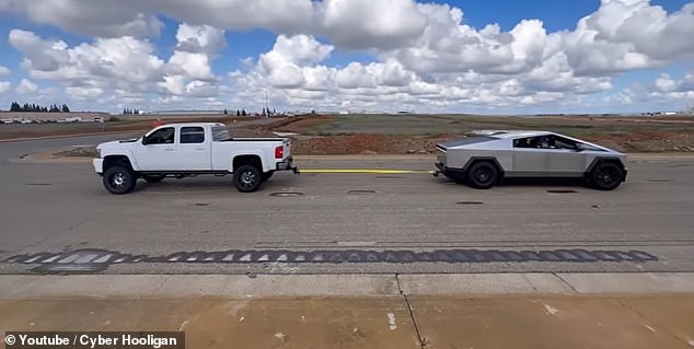 One such video posted by the Cyber ​​Hooligan YouTube channel shows the Cybertruck competing against a diesel Chevy Silverado pickup truck and losing.