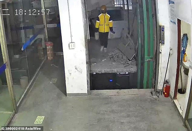 Delivery man Ke was at work in Wenzhou, China, when he entered a building under construction.
