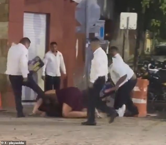 Taxi drivers were seen beating a tourist couple in Playa del Carmen, Mexico, over the weekend after they allegedly refused to pay a fare they considered exorbitant.
