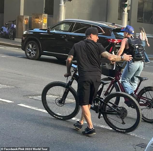 The photo showed the 44-year-old pop star cycling through a busy Sydney intersection without wearing a helmet.