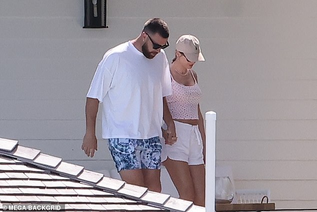 Taylor showed off her perfected figure while walking with Travis