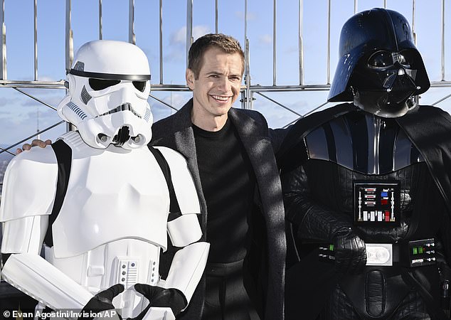 Hayden Christensen faced the lure of the dark side again on Thursday as he posed with his Star Wars villainous alter-ego, Darth Vader, at a special event at New York's Empire State Building.