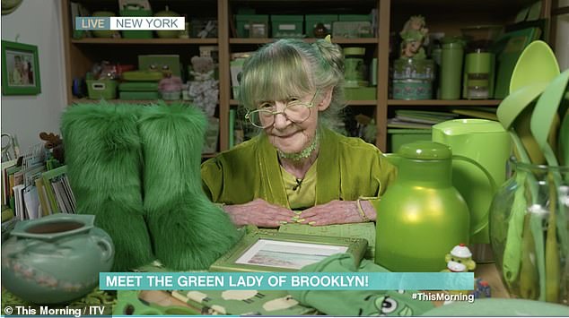 Elizabeth Sweetheart, 83, from New York, who has dedicated her entire life to the color green, reveals that her hair, nails, clothes and furniture are all green this morning.