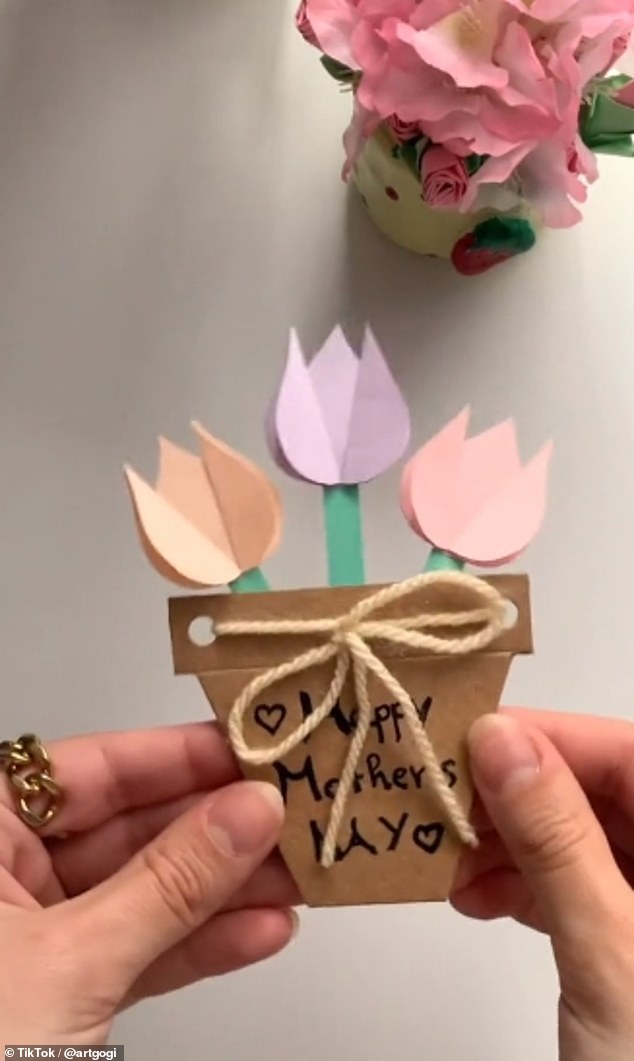 TikTok artist creates beautiful Mothers Day gift for people on