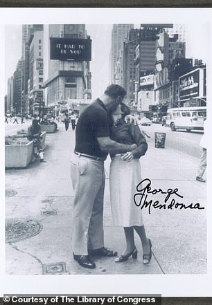 Mendonsa and Friedman returned to Times Square in 1980 to recreate the photograph.