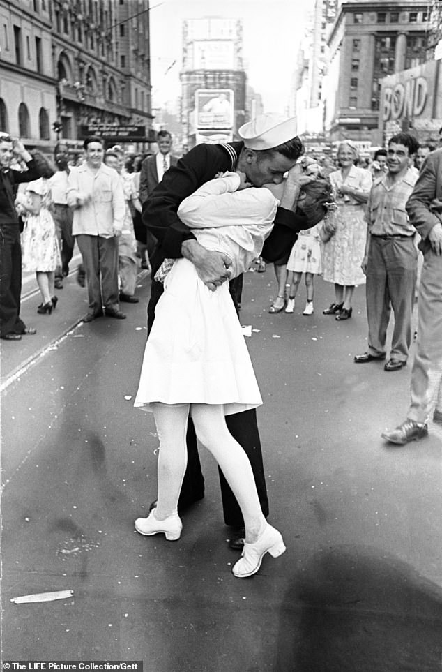 The Department of Veterans Affairs has rescinded a memo that banned the iconic JV Day kiss photo in Times Square from its buildings.