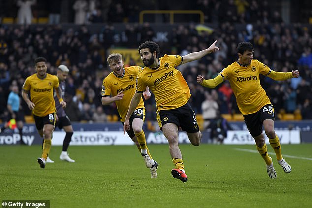 Rayan Ait-Nouri scored the ball after a rebound from Toti Gomes to put Wolves ahead