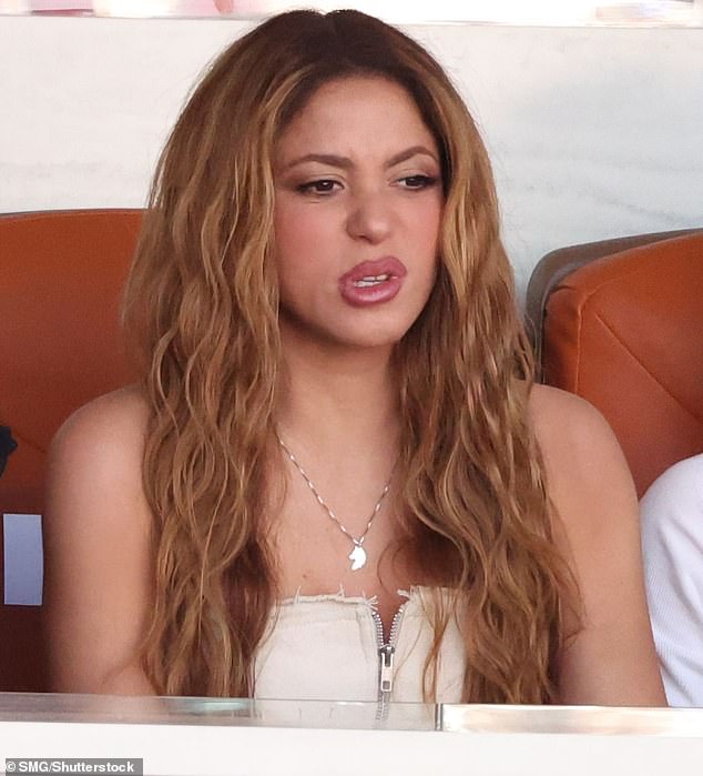 Shakira grimaced as she watched the final between the Italian and Bulgarian players.