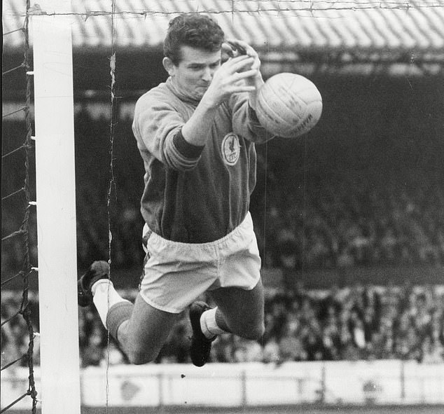 Book published about the life of former Liverpool goalkeeper Tommy Lawrence