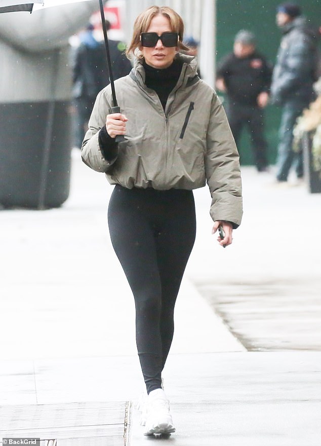 The entertainer, who recently went house hunting with her husband Ben Affleck, wore an olive green jacket over a black turtleneck as she headed to the gym.