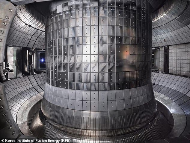 Inside a tokamak, the energy produced by the fusion of atoms is absorbed as heat into the walls of the container. In the photo, the KSTAR vacuum container.