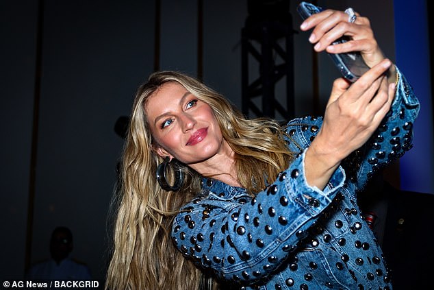 Later, she was seen taking a selfie after coming off the stage.