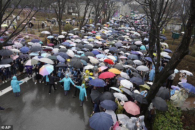 Fans braved the cold, wet weather as they bid a final farewell to the panda.