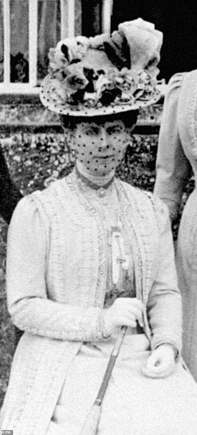 Queen Mary of Teck is photographed in 1909 wearing the brooch at the regatta.