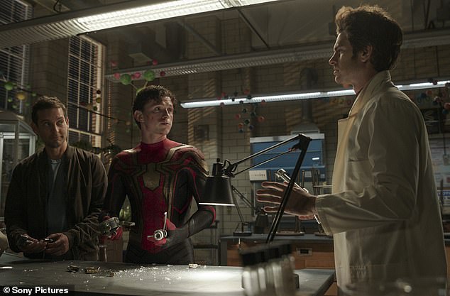 The film achieved great success in fan service, uniting three different actors who have played Spider-Man on screen: (from left) Tobey, Tom Holland and Andrew Garfield.