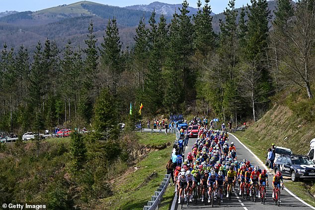 The first six riders competed until the end while the rest of the peloton moved at a standstill.