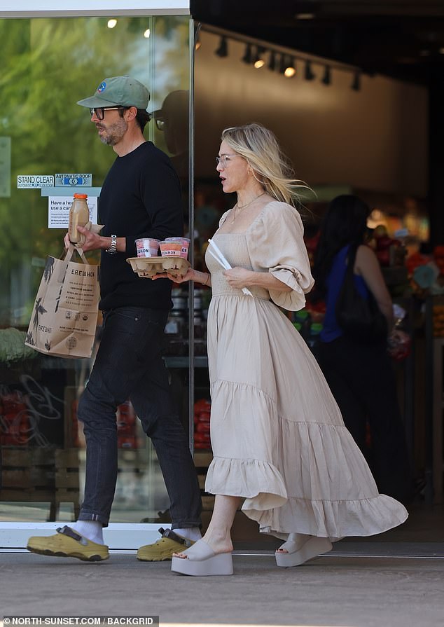 She was photographed carrying a tray with three different refreshing smoothies from the high-end grocery store.