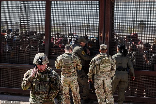 After assaulting Texas National Guard troops, the migrants forced their way into an area of ​​the border wall known as Gate 36 in El Paso, Texas.