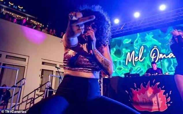 Festival singer showed off her twerking skills during concert