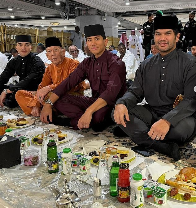 Prince Abdul (center) can be seen having Iftar (breakfast) with his cousin, Prince Bahar ibni Jefri Bolkiahwith (right).